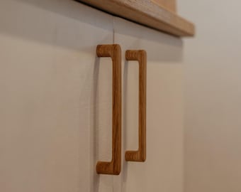 Poignée de meuble en chêne, référence 255, design arrondi, étroite, disponible en plusieurs longueurs. Naturelle, idéale pour la cuisine, les placards, les tiroirs, les façades, et compatible IKEA.