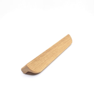 Könnte beinhalten: Ein hellbrauner, gebogener Holzgriff für Schränke.