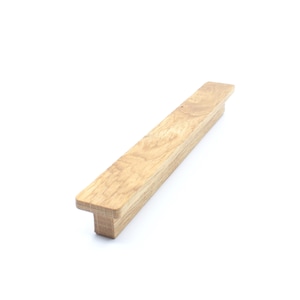 Könnte beinhalten: Ein T-förmiger Schrankgriff aus Holz mit einer natürlichen Holzoptik.