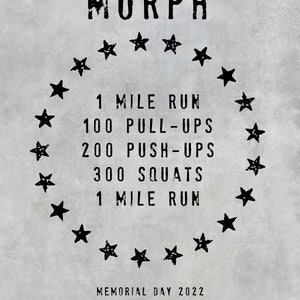 Puede incluir: Un póster de entrenamiento imprimible en blanco y negro con el texto "MURPH" y un círculo de estrellas que rodea el texto "1 MILE RUN, 100 PULL-UPS, 200 PUSH-UPS, 300 SQUATS, 1 MILE RUN". El póster también incluye el texto "MEMORIAL DAY 2022" y "STRONGER YOU PRINTS".