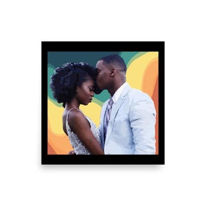 以下が含まれることがあります： 愛し合うカップル、薄いブルーのスーツを着た男性が、濃い色の巻き毛の女性に額にキスをしています。彼らはカラフルな抽象的な背景の前に立っています。