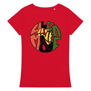 Può includere: Maglietta rossa a maniche corte con un design grafico circolare in nero, verde, giallo e arancione. La grafica dice "When Movie"