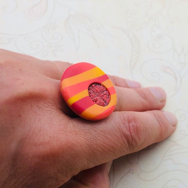 Bague fantaisie dans les tons orangés, entièrement modelée à la main en pâte polymère modèle unique.