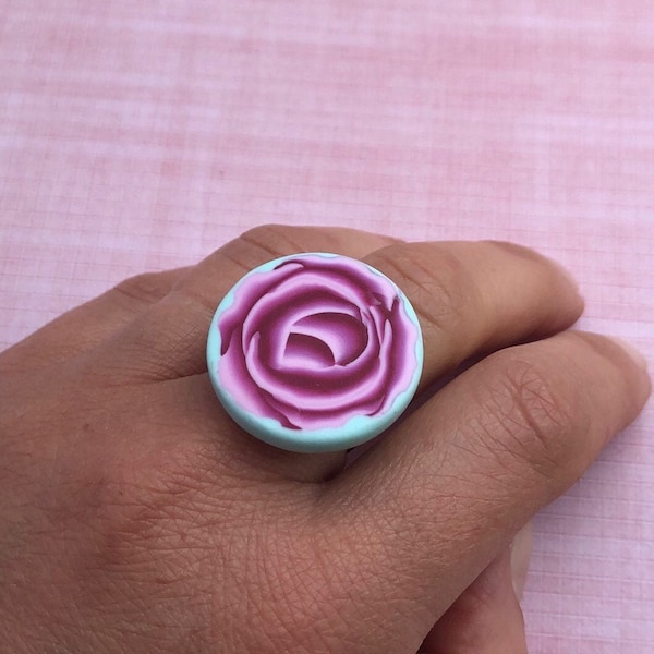 Bague de couleur rose pastel, vert menthe et motif fleur rose  entièrement modelée à la main en pâte polymère (modèle unique).