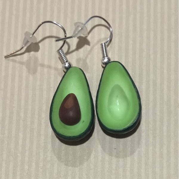 Boucles d’oreilles asymétriques avocats modelées main en argile polymère.