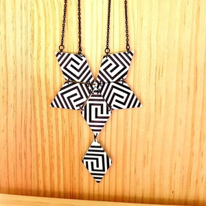 Handgemachte asymmetrische Geometrische Bib Halskette, Leichte Art-Deco-Halskette, Boho-Stil Schwarz & Weiß Bib Halskette, Chunky Statement Halskette