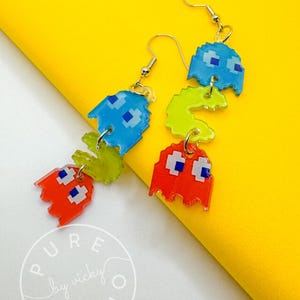 Op Pac-Man geïnspireerde Pixel Ghost-oorbellen - Handgemaakte harsoorbellen voor retro gamingfans, uniek cadeau