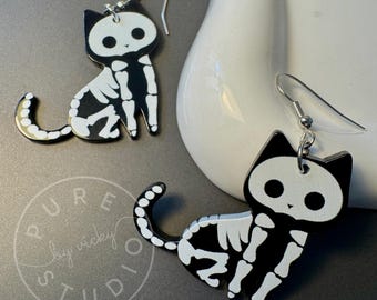 Orecchini a forma di gatto nero, grazioso scheletro del gatto di Schrödinger, in legno. Opzione in argento sterling - Per tipi soft goth, streghe e gattaie (in ambito scientifico) - Italia