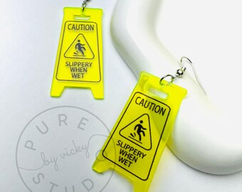 Pendientes de resina con el letrero "Resbaladizo cuando está mojado" en amarillo neón, regalo para el Día de la Madre