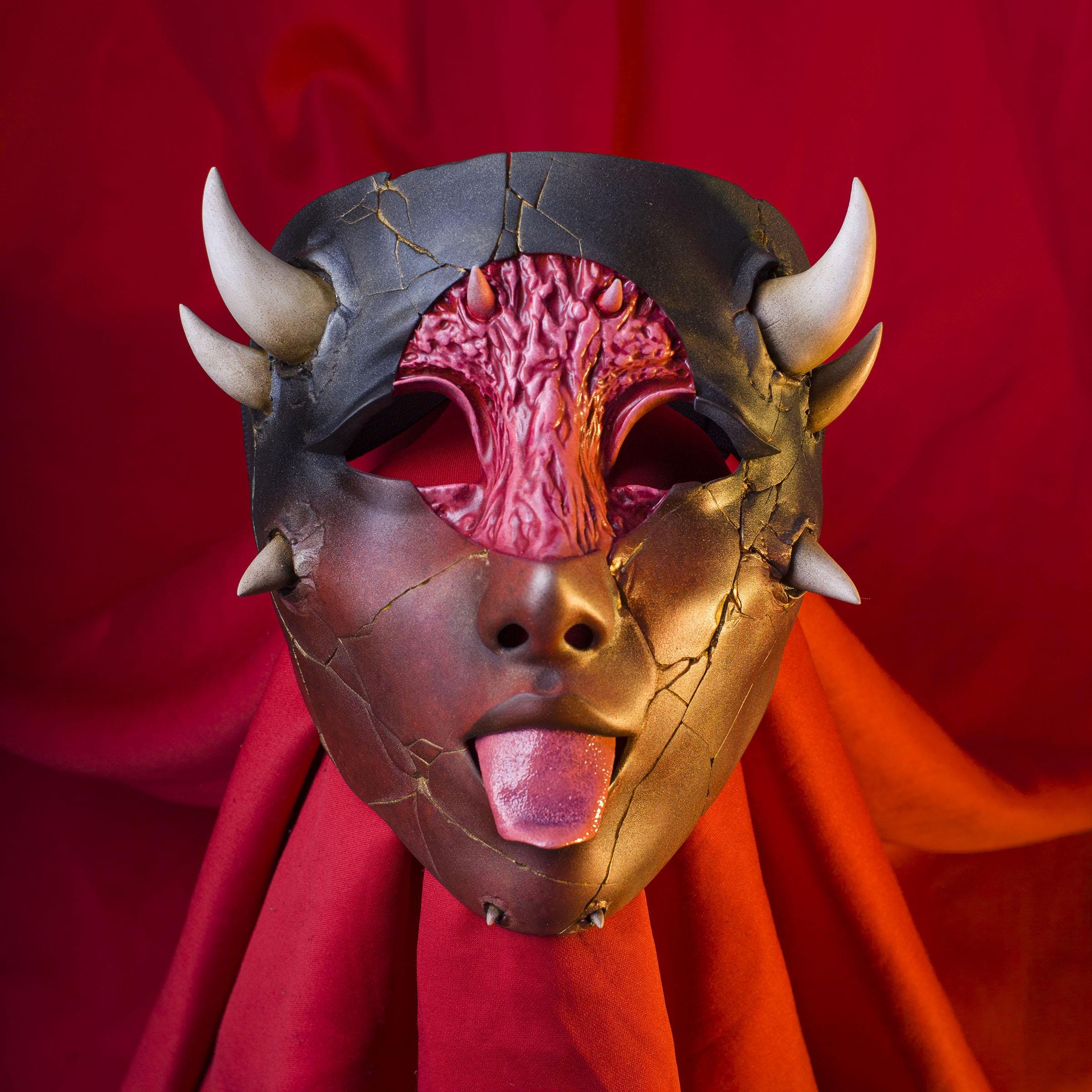 サキュバスデーモンマスク - 角のある赤い悪魔のフルフェイスコスプレ