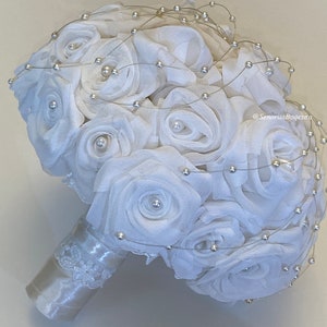 Brides Natural White Handmade Rose Pearl Bouquet Artificial Wedding Fabric Flowers Roses Diamanté Rhinestone Brooch Bride Wedding Flowers