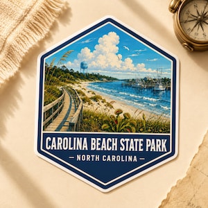 Puede incluir: Una pegatina hexagonal con una ilustración escénica del Parque Estatal de Carolina Beach en Carolina del Norte. El diseño muestra un paseo marítimo de madera, una torre de agua azul, una playa de arena, hierbas costeras, venus atrapamoscas y barcos.