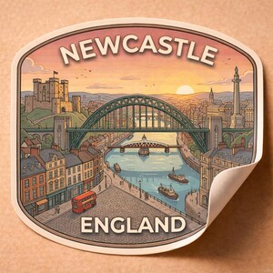 Op de afbeelding: Een sticker met een gedetailleerde illustratie van Newcastle, Engeland, met een brug, kasteel en stadsgezicht onder een zonsondergang. De sticker heeft een gebogen rand en de tekst "NEWCASTLE ENGLAND".