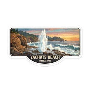 Puede incluir: Una pegatina con una ilustración escénica de Yachats Beach, Oregón. La imagen representa un géiser que emerge del océano, con acantilados rocosos, árboles de hoja perenne y un cielo al atardecer. Se muestra el texto "YACHATS BEACH OREGON".