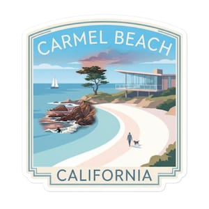Könnte beinhalten: Ein Aufkleber mit einer Küstenlandschaft und dem Text "CARMEL BEACH CALIFORNIA". Das Bild zeigt einen Strand mit einem weißen Weg, dem Ozean, einem Segelboot und einem modernen Gebäude. Eine Person geht mit einem Hund auf dem Weg spazieren.