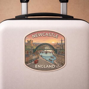 Op de afbeelding: Een sticker met een gedetailleerde illustratie van Newcastle, Engeland, met een zonsonderganghemel. De afbeelding bevat een brug, gebouwen en de tekst "Newcastle England". De sticker zit op een koffer.
