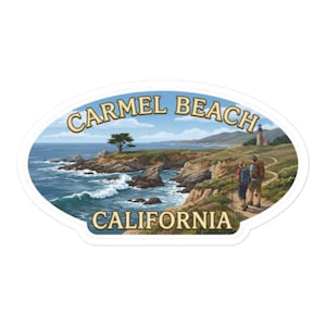 Könnte beinhalten: Ovaler Aufkleber mit dem Text "Carmel Beach California". Das Bild zeigt eine Küstenlandschaft mit einem Leuchtturm, Wanderern und Meereswellen. Der Aufkleber hat einen weißen Rand und einen blauen Himmel.