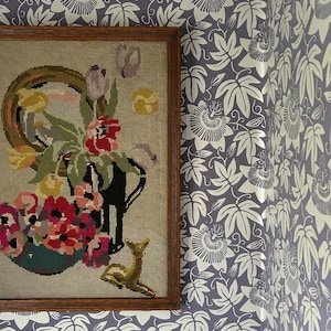 Carta da parati di lusso - Carta da parati floreale metallizzata con fiori della passione lilla e argento, realizzata in Inghilterra