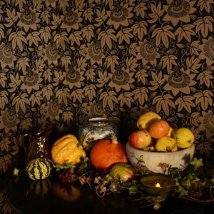 Carta da parati di lusso - Carta da parati floreale metallizzata botanica nera e oro con fiori della passione, decorazione da parete, decorazione gotica scura