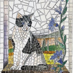 Könnte beinhalten: Eine schwarz-weiße Katze mit blauen Augen sitzt auf einer Fensterbank mit einem Mosaik-Hintergrund. Die Katze schaut nach rechts. An der rechten Seite des Fensters wachsen grüne Ranken mit blauen Blüten.