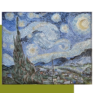 Könnte beinhalten: Mosaik-Kunstwerk, das Van Goghs "Sternennacht" darstellt. Das Kunstwerk zeigt einen wirbelnden blauen Himmel voller Sterne und einen Halbmond. Im Vordergrund steht eine hohe, dunkle Zypresse, darunter ein Dorf und sanfte Hügel. Das Mosaik besteht aus kleinen, quadratischen Fliesen.