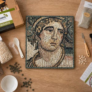 Può includere: Un kit per mosaico con un pannello quadrato che raffigura un ritratto classico nei toni del beige, marrone e verde. Il set include una scatola di cartone con il marchio intessere, sacchetti di tessere, una spatola, tenaglie rosse, colla e una guida.