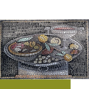 Puede incluir: Una ilustración de mosaico dibujada a mano de un bodegón con un cuenco de fruta, una jarra de líquido rojo y un plato de comida. La ilustración está realizada en un estilo de mosaico en blanco y negro con toques de color en la fruta y la comida.