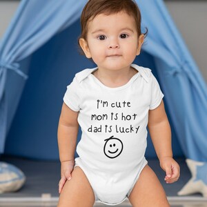 Baby svg, baby onesie svg / Soy lindo, mamá está caliente, papá tiene suerte / descarga digital, recién nacido svg, baby shower svg, cortar archivos para cricut, divertido