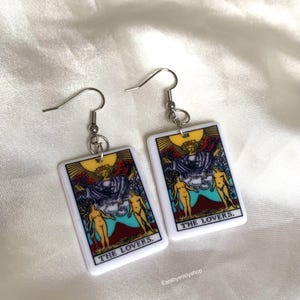 Pendientes colgantes hipoalergénicos hechos a mano con la carta del tarot de los amantes, originales y extravagantes