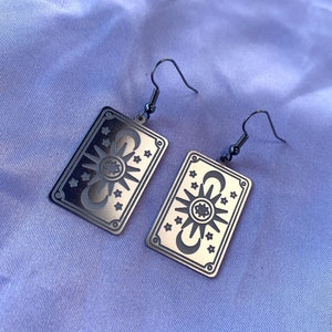 Pendientes colgantes con forma de carta de tarot místico con tema celestial plateado