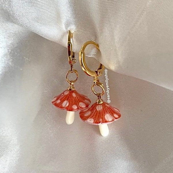 Boucles d'oreilles pendantes 3D originales et originales en forme de champignon champignon vénéneux orange et blanc en plaqué or 24 carats sur des créoles huggie