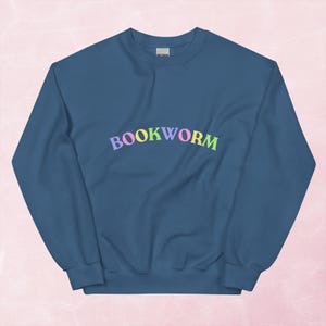 Sudadera unisex divertida y original con estampado de letras de gusano de libro arcoíris