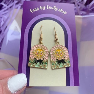 クールで風変わりなピンクのアーチ型の花柄の黒猫のドロップダングルイヤリング。18K ゴールドメッキのフックに手作りされています。