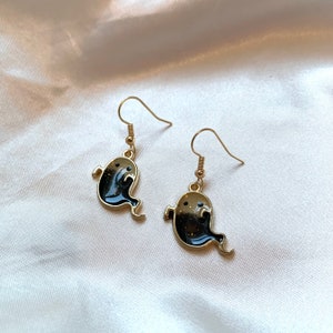 Pendientes de fantasma de resina hechos a mano: colgantes en blanco y negro, chapados en oro de 18 quilates.