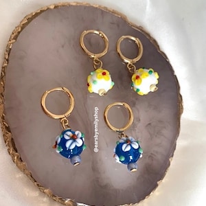 クールで風変わりな手作りの黄色または青の花のビーズとチェコガラスのドロップダングルチャームイヤリング。24Kゴールドメッキフープ付き。