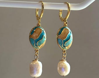 Brincos de esmalte azul feitos à mão: argola de ouro 24k, pingente de pérola de água doce