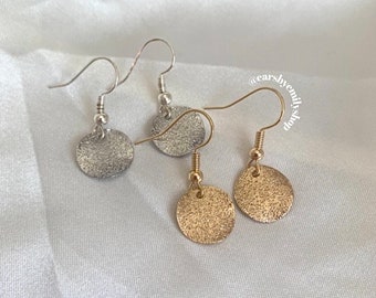 Pendientes de disco martillado hechos a mano: minimalistas, chapados en oro o plata.