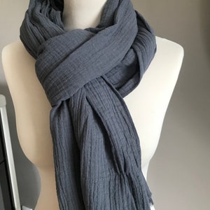 foulard chèche étole ou snood en double gaze de coton gris foncé