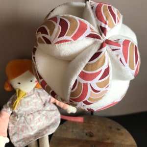 Montessori-inspired fabric grip ball for babies soenne chili