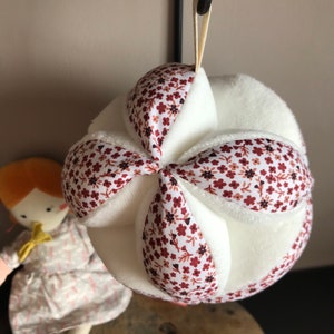 Montessori-inspired fabric grip ball for babies pio Bordeaux