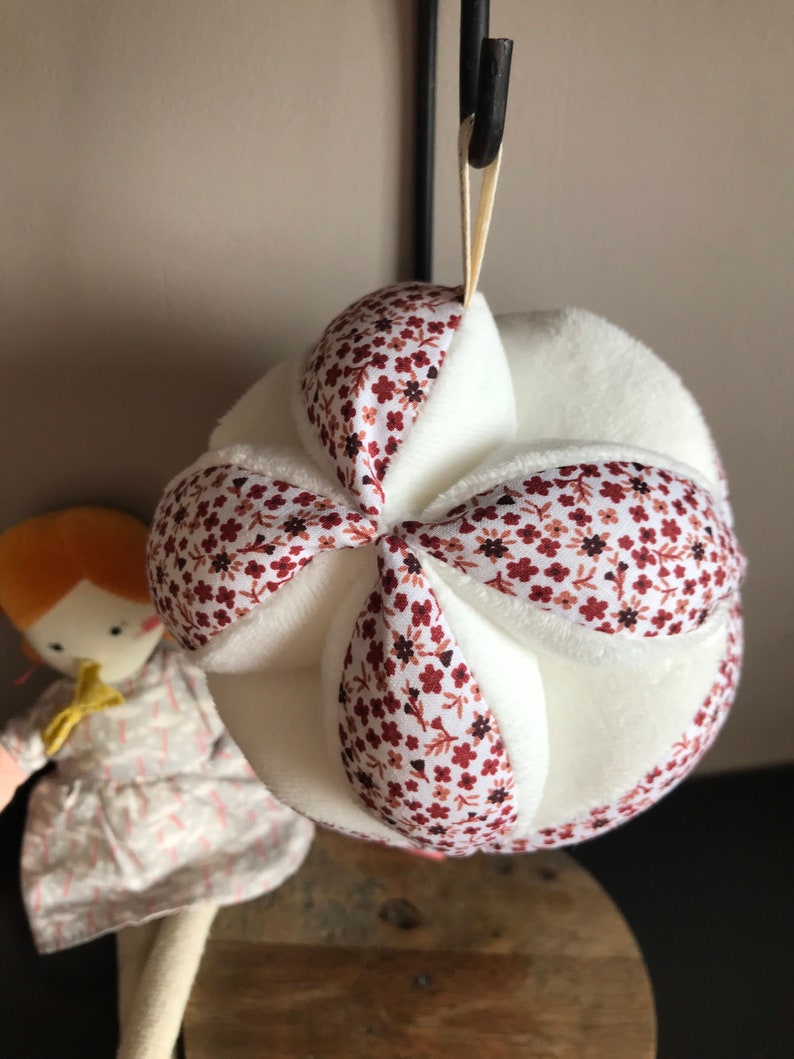 Montessori-inspired fabric grip ball for babies pio Bordeaux