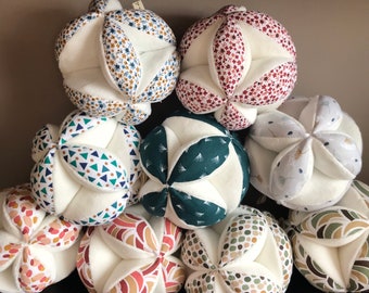 Bola de tecido inspirada em Montessori para bebês