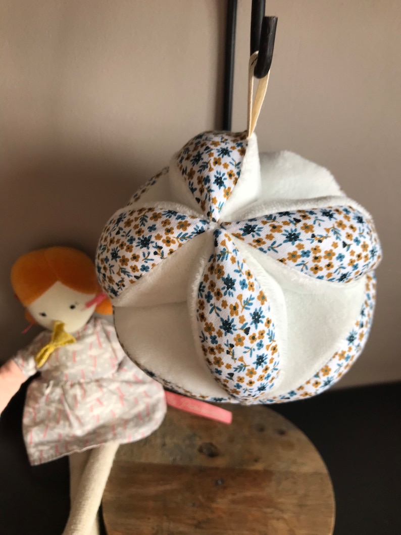 Montessori-inspired fabric grip ball for babies pio bleu