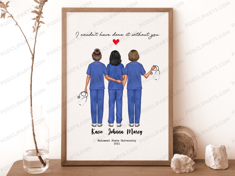 Pu&ograve; includere: Una stampa incorniciata con un'illustrazione disegnata a mano di tre donne in camice blu e un cuore rosso. Il testo recita "Non avrei potuto farcela senza di te." Sotto l'illustrazione, i nomi "Kacie, Johnna, Marcy" sono scritti, insieme a "Fairmont State University 2021."
