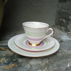 Toskanisches Bone China Trio: Rosa Streifen Teetassen-Set, England 1936+