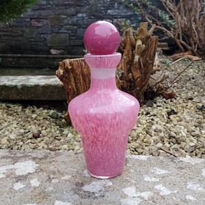 Handgemaakte pastelroze glazen parfumfles: decoratief accent