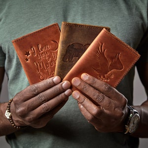 Étui de passeport personnalisé, couverture de passeport gravée, porte-passeport en cuir, portefeuille de passeport personnalisé, meilleur cadeau personnalisé pour les voyageurs