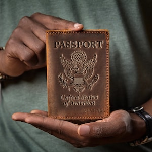 Titular del pasaporte personalizado, regalo para hombres del día del padre, funda de pasaporte de cuero, pasaporte de cuero grabado, billetera monograma, regalo para viajeros