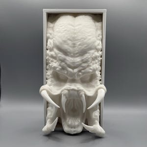 Predator Yautja Hunter Book Nook | Sci-Fi Horror Bookshelf Decor | Unique Alien Fan Gift | Desk Ornament