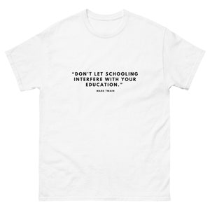 Peut inclure: T-shirt blanc avec une citation noire qui dit "Ne laissez pas l'école interférer avec votre éducation." La citation est attribuée à Mark Twain.